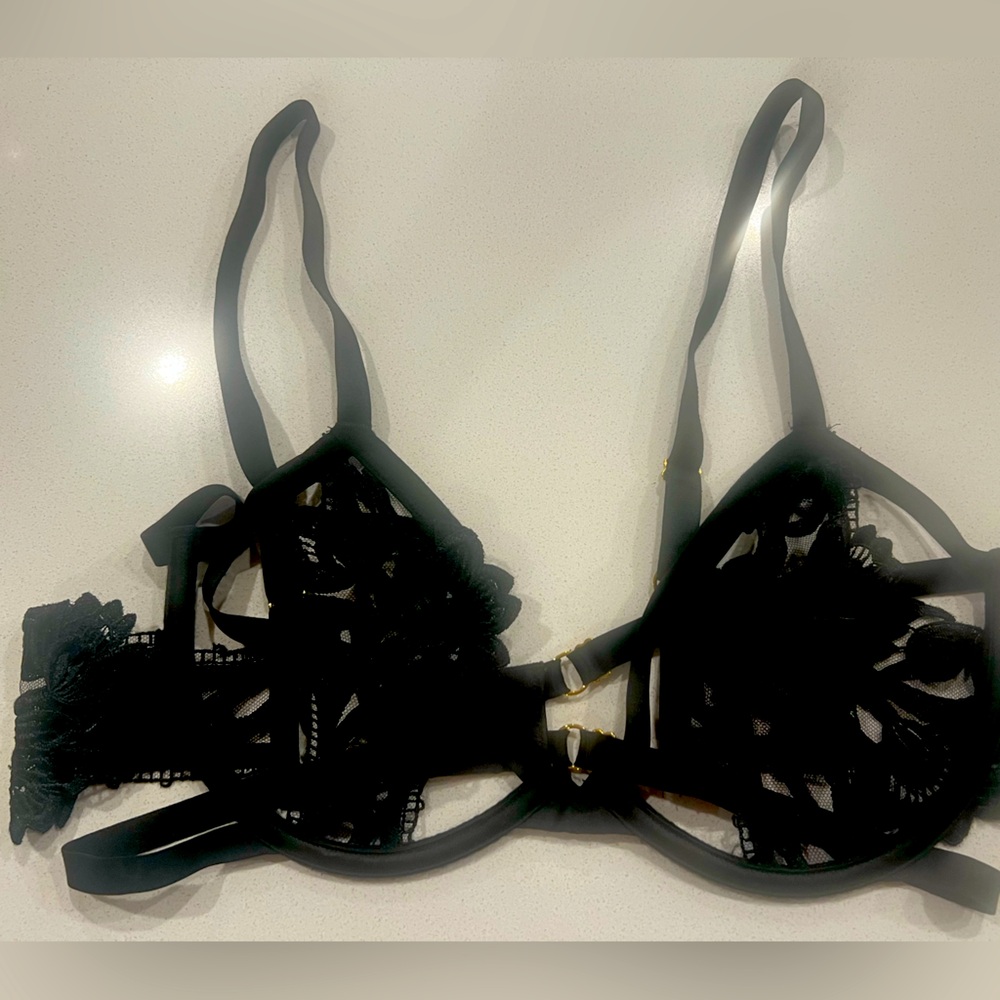VS - 2pc set - Black open-lace 36D & Medium